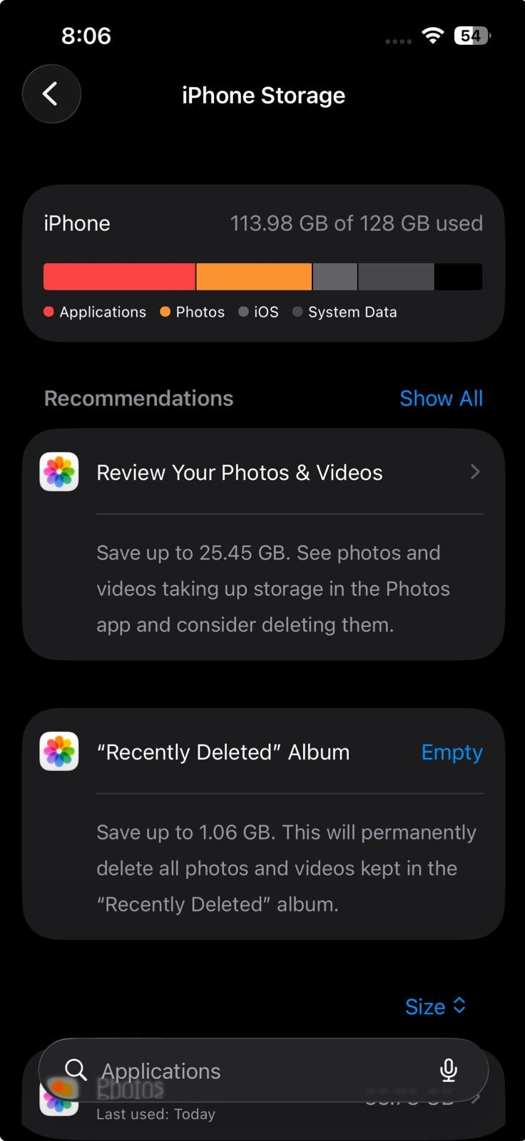 إعدادات تخزين iPhone أثناء تحرير مساحة لتنزيلات نماذج Apple Intelligence.