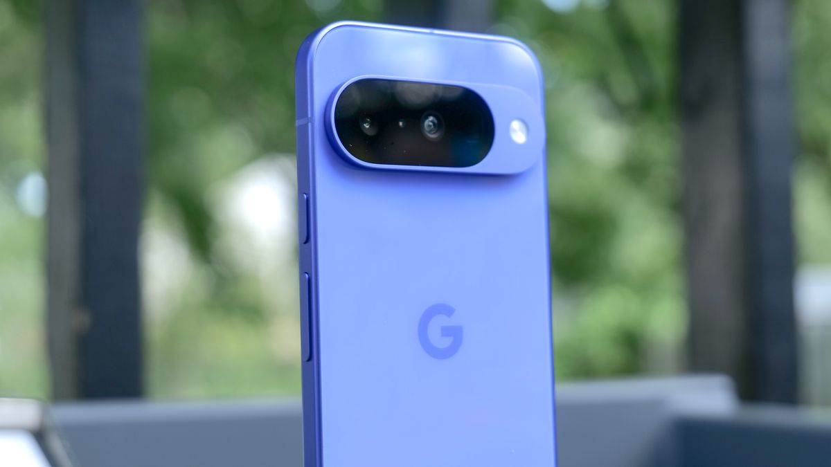 هاتف Google Pixel 10 في اليد.