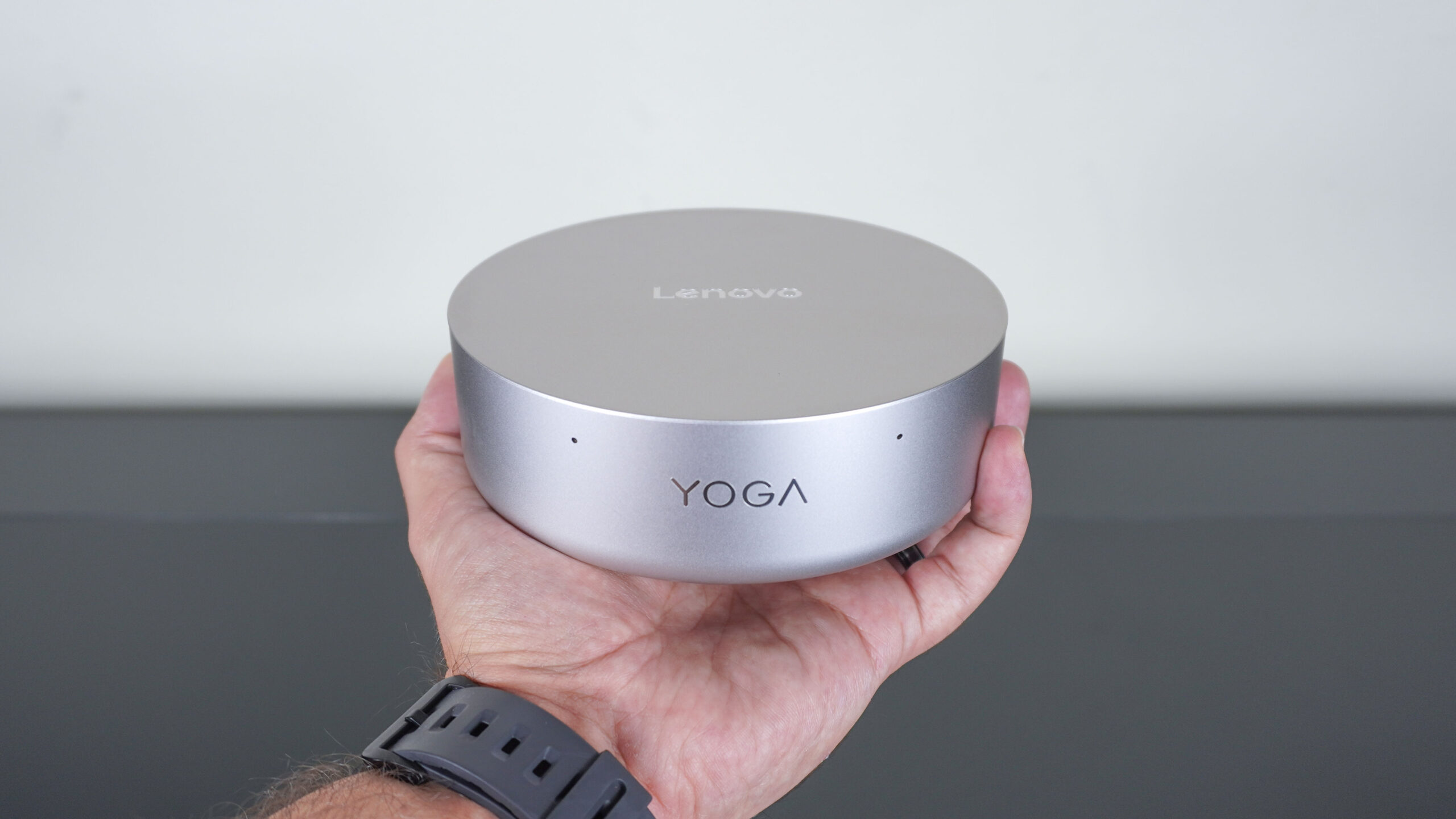 شخص يحمل جهاز Lenovo Yoga Mini في راحة يده