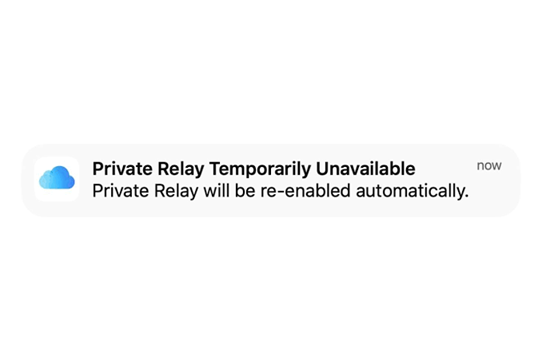 iPhone يعرض تحذير iCloud Private Relay غير متاح في إعدادات iCloud.