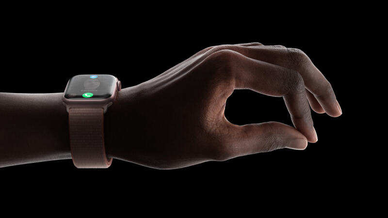 إيماءة النقر المزدوج في Apple Watch.