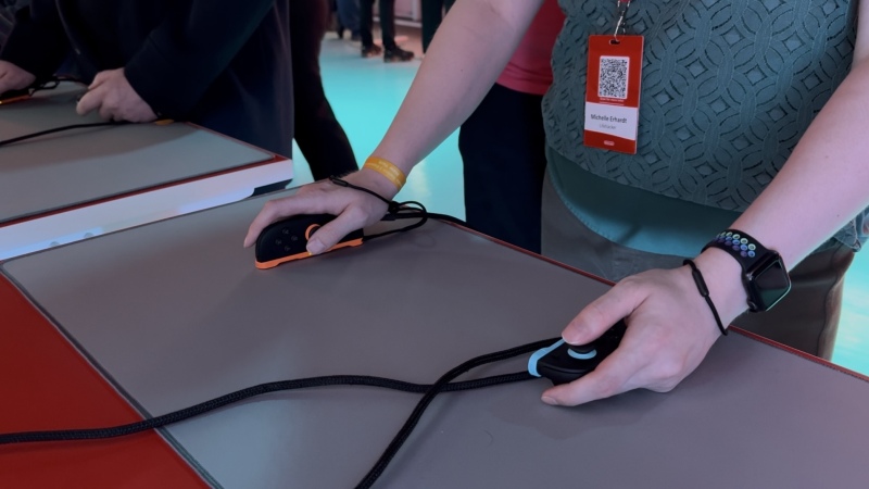 المؤلف يلعب لعبة باستخدام أدوات التحكم بالماوس في Nintendo Switch 2 في حدث نينتندو