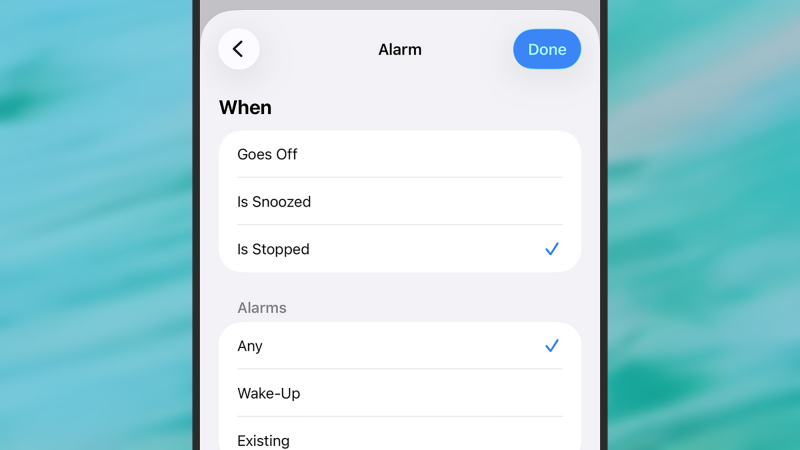 صورة لشاشة iPhone تعرض خيارات أتمتة Shortcuts، مع التركيز على إيقاف المنبه.