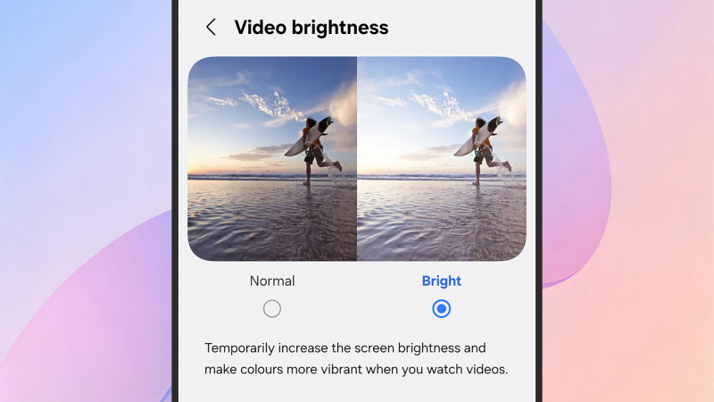 هاتف Samsung Galaxy يعرض فيديو ساطع