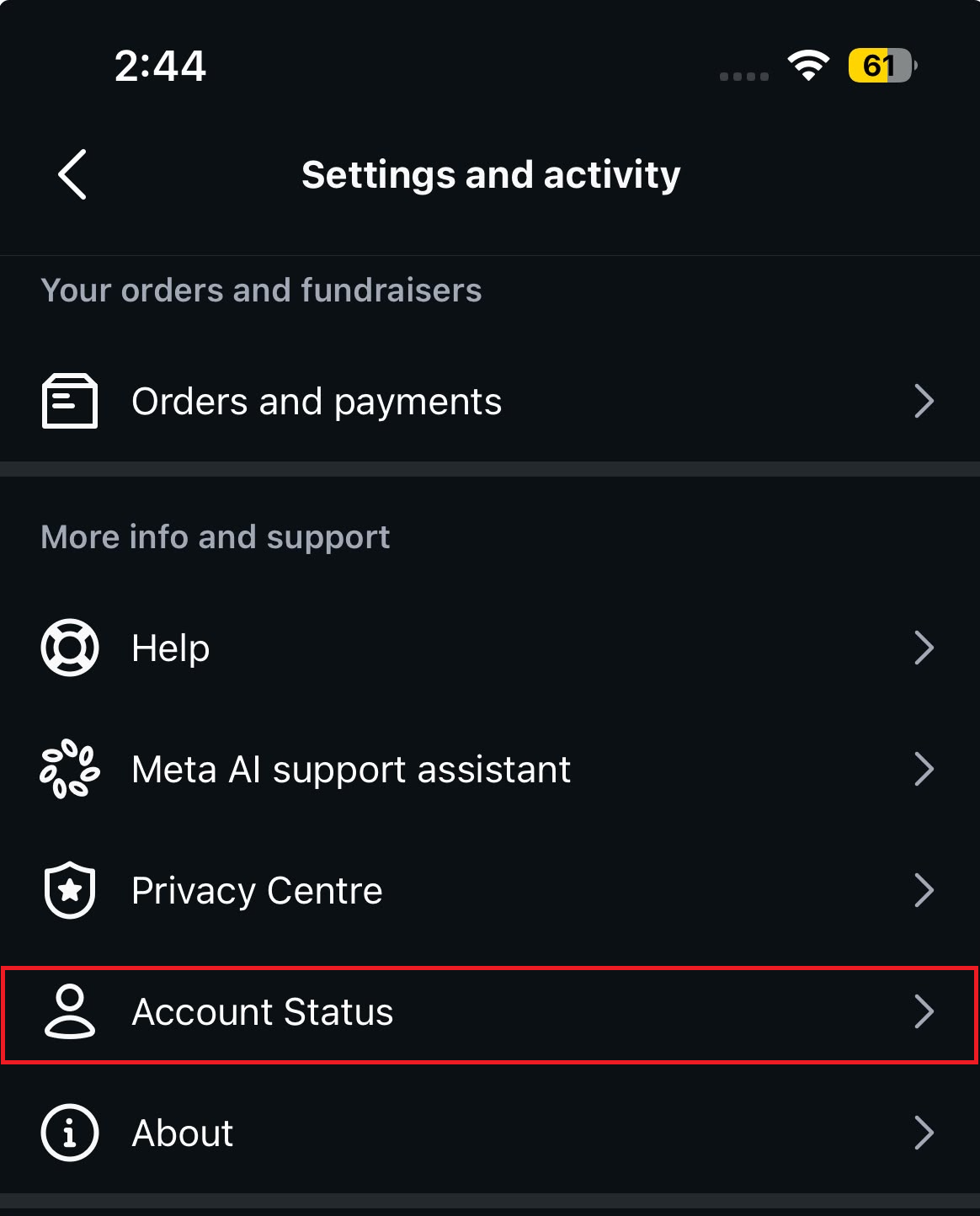 شاشة Account Status في Instagram يتم فحصها بحثًا عن قيود الميزات التي قد تؤثر على تعديل الملف الشخصي.
