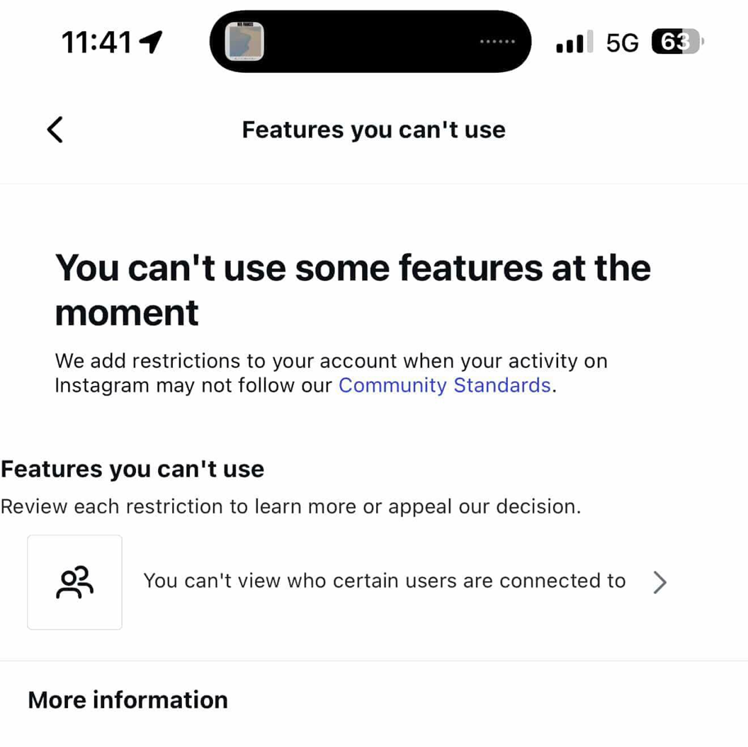 شاشة حالة حساب Instagram التي تعرض قيود الميزات التي قد تؤثر على الرسائل المباشرة.