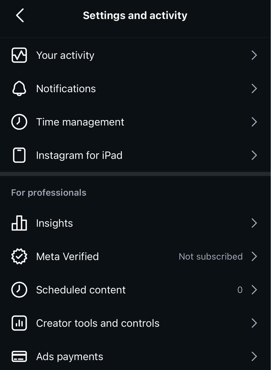إعدادات حساب Instagram ومراجع المساعدة التي توضح أن الوصول إلى الموسيقى المرخصة قد يكون محدودًا في بعض الحسابات الاحترافية.