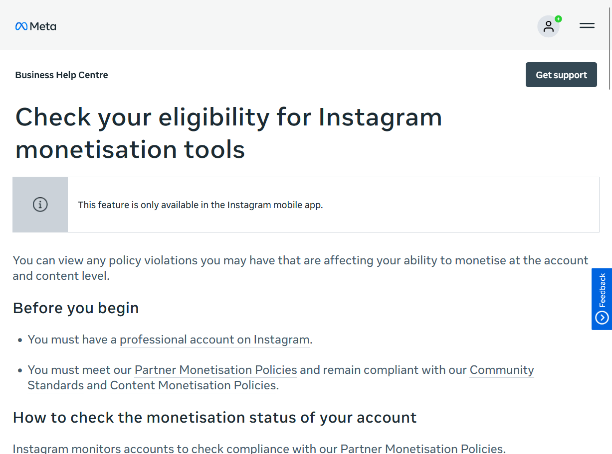 مُنشئ محتوى يراجع محتوى Instagram الأصلي مقابل المقاطع المعاد نشرها أثناء التحقق من أهلية تحقيق الدخل.