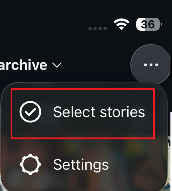 شاشة أرشيف Instagram تظهر التبديل بين أرشيف القصص وأرشيف المنشورات وأرشيف البث المباشر في الأعلى.