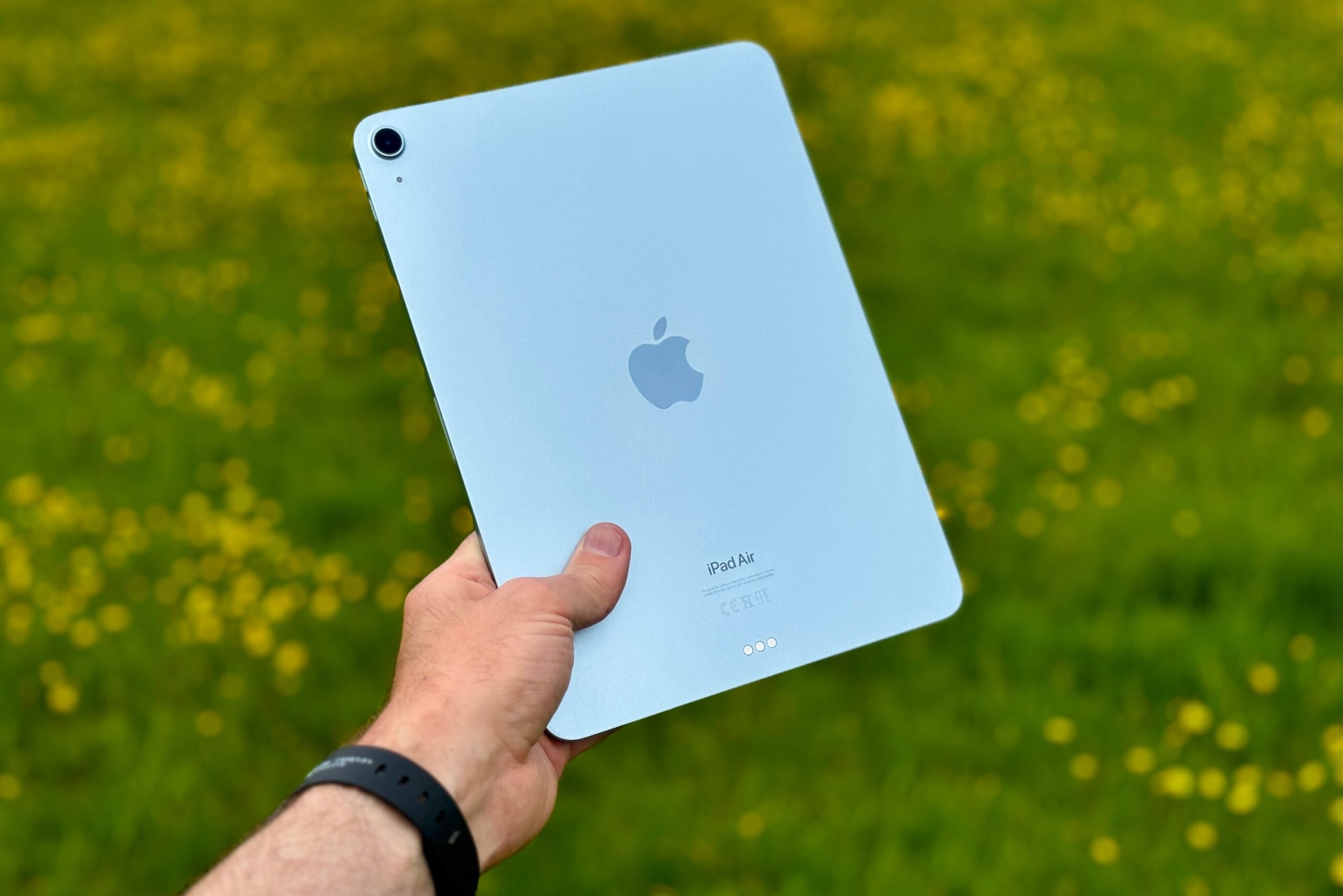 شخص يحمل جهاز Apple iPad Air (2024).