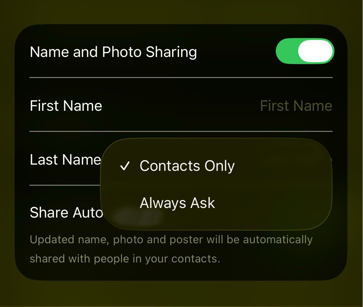 صورة لـ iPhone تعرض خيارات مشاركة صورة وملصق جهة الاتصال لـ Contacts Only و Always Ask.