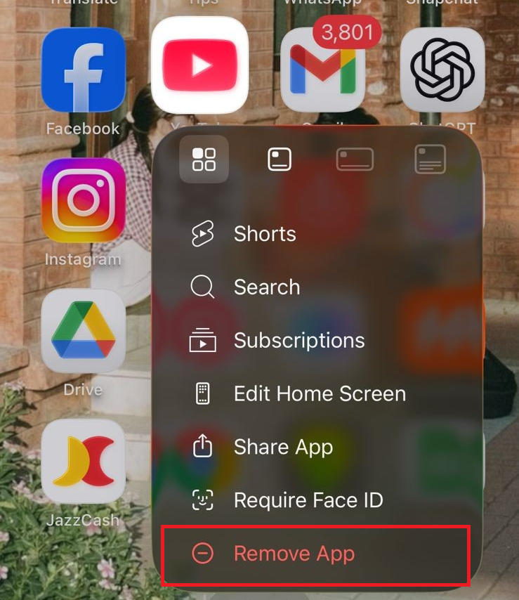 جهاز iPhone يُظهر خطوات حذف تطبيق YouTube أو إعادة تثبيته.