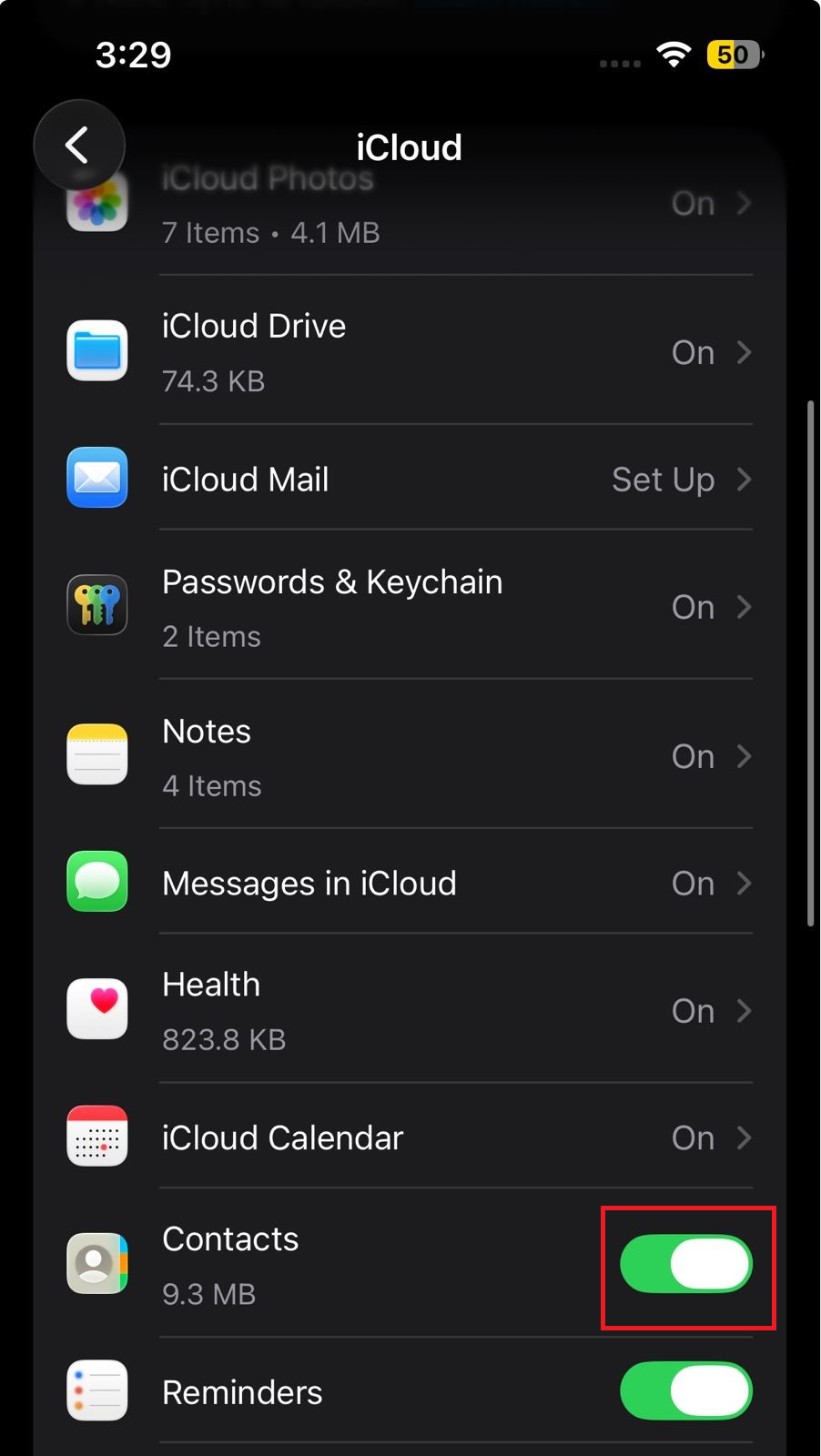 إعدادات iCloud على iPhone تُظهر مفتاح تشغيل جهات الاتصال.