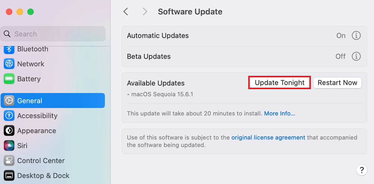 شاشات تحديث البرامج مفتوحة على كل من iPhone و Mac أثناء إصلاح Universal Clipboard.
