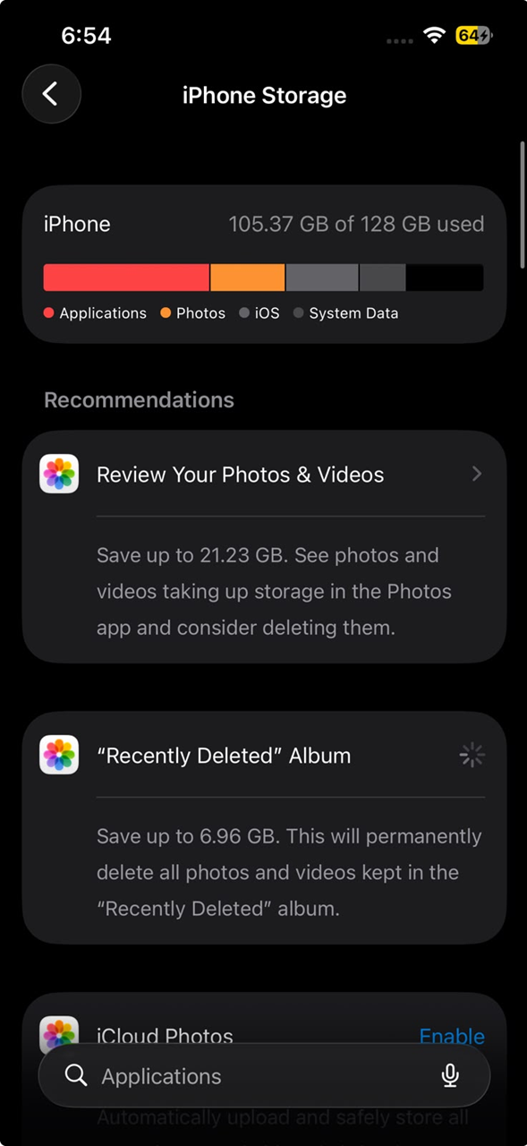 شاشات تحديث برامج iPhone وتخزين iPhone مفتوحة بينما Apple Intelligence عالقة في التنزيل.