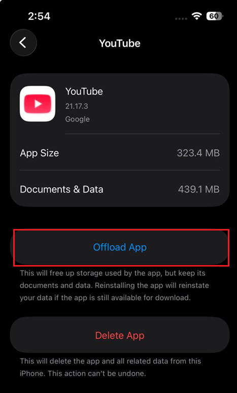 شاشة إعدادات iPhone أو App Store المستخدمة لإلغاء تحميل أو إعادة تثبيت YouTube.
