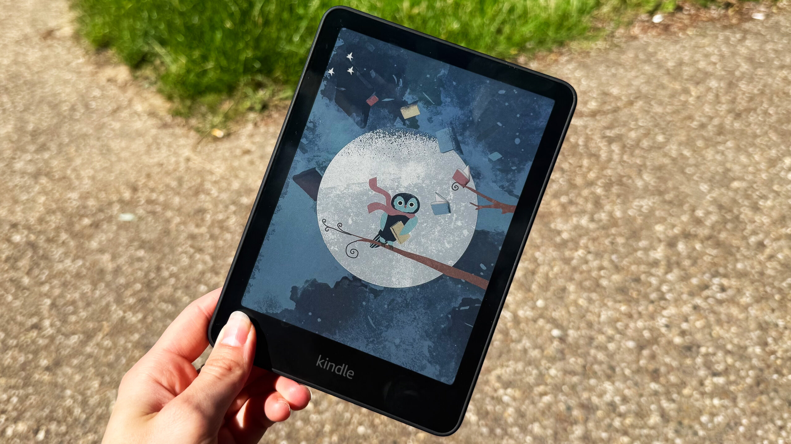 جهاز Kindle Colorsoft 2026 مُصوّر تحت أشعة الشمس المباشرة