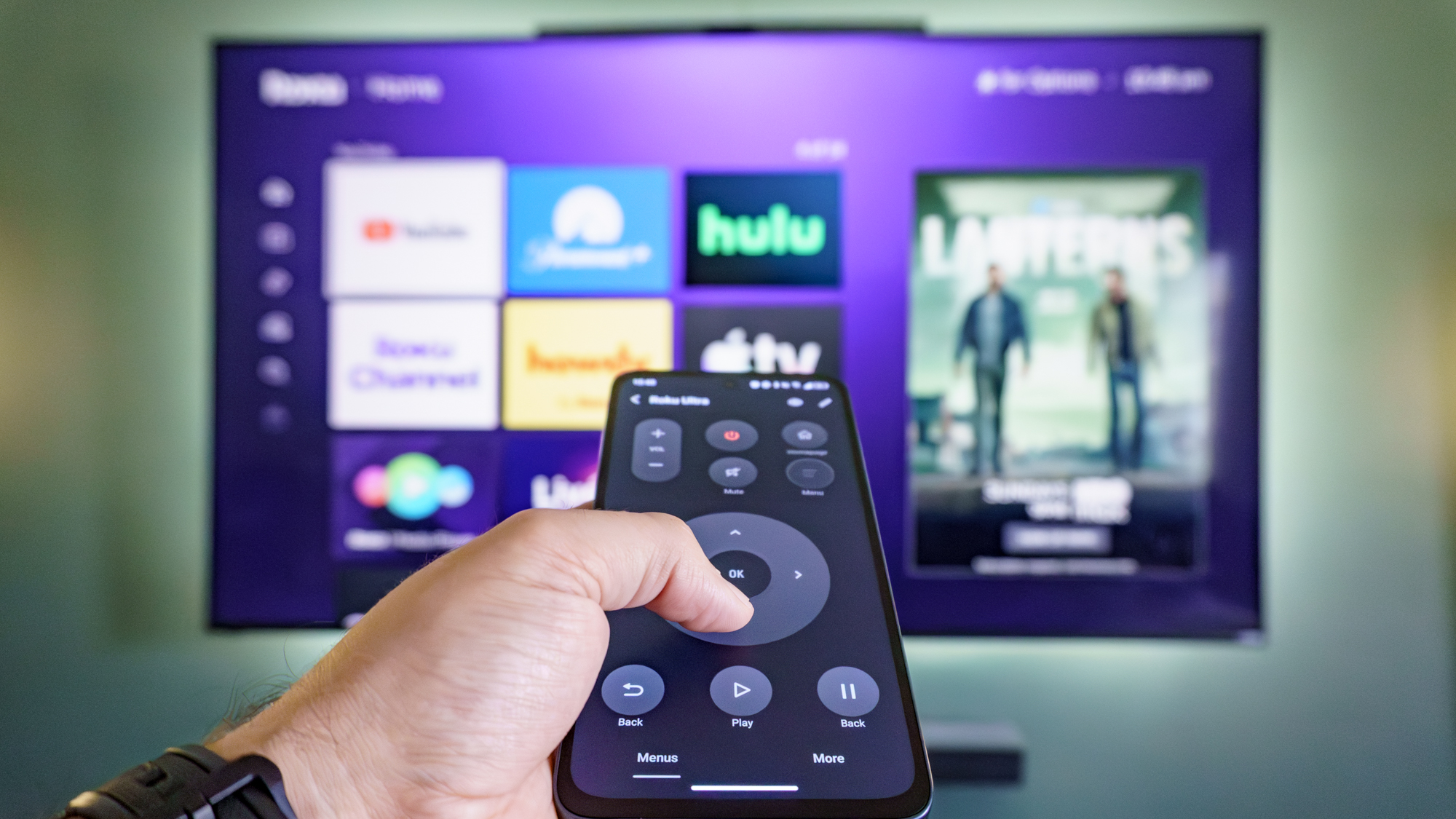 شخص يمسك هاتف TCL NXTPAPER 70 Pro مع تطبيق TCL IR Remote مفتوحًا للتحكم في تلفازه