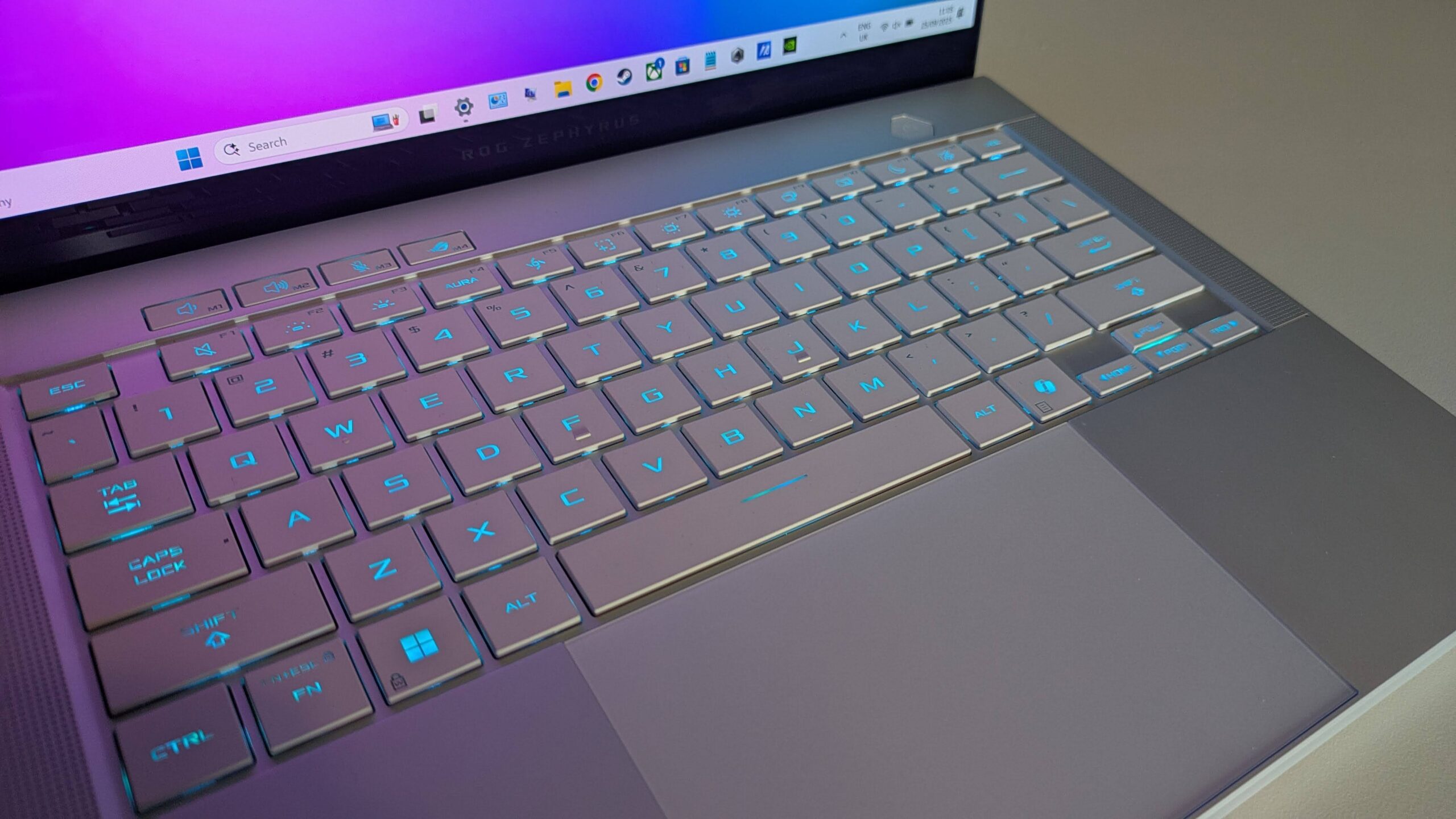 لقطة مقربة للوحة المفاتيح ولوحة اللمس في حاسوب Asus ROG Zephyrus G14 (2025)