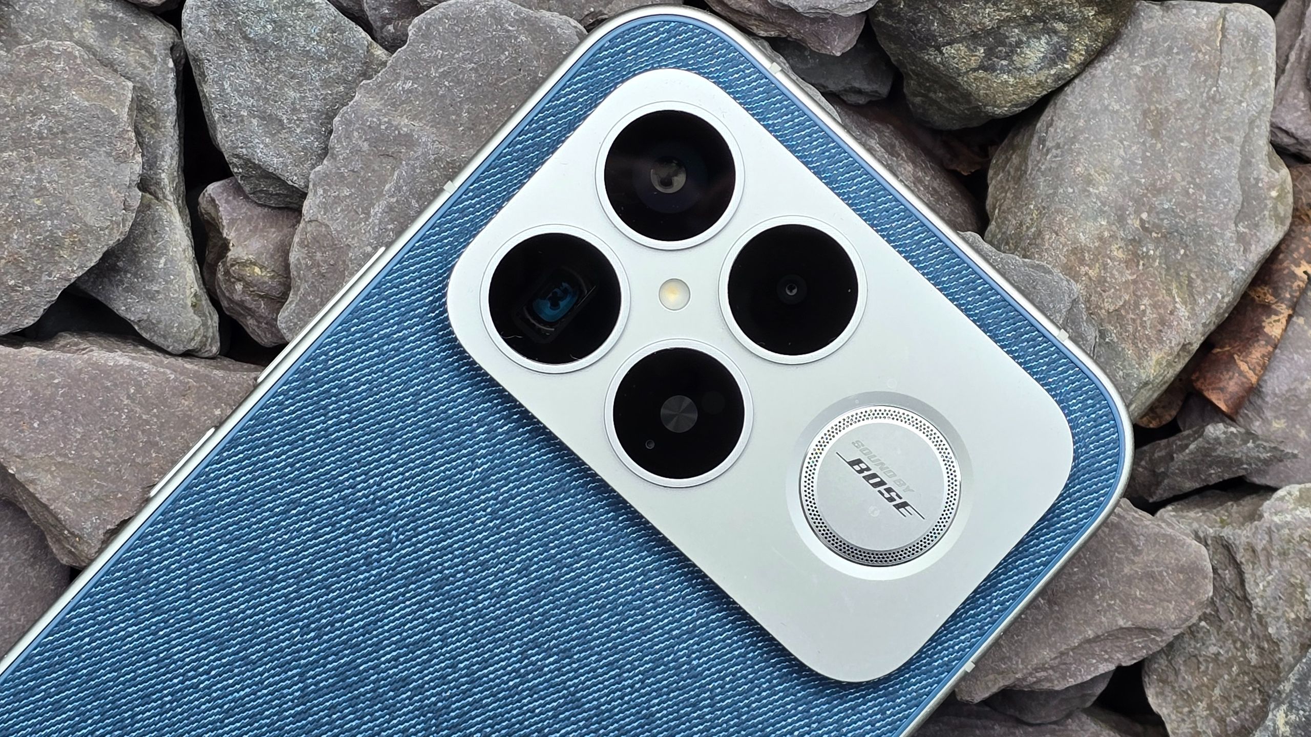 Poco F8 Ultra: مقلد آيفون بتصميم الدنيم وقوة أداء مذهلة