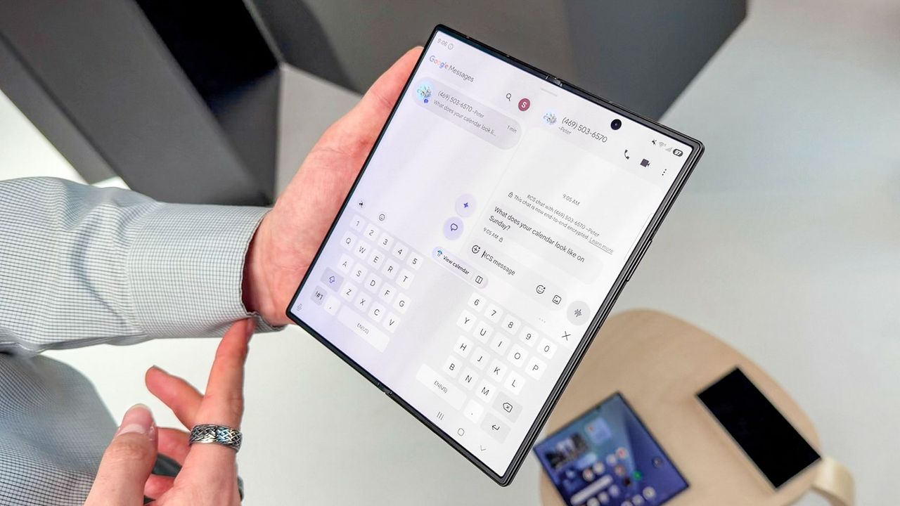 هاتف Galaxy Z Fold 8 Ultra معروض باليد