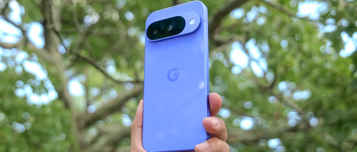هاتف Google Pixel 10 في اليد.