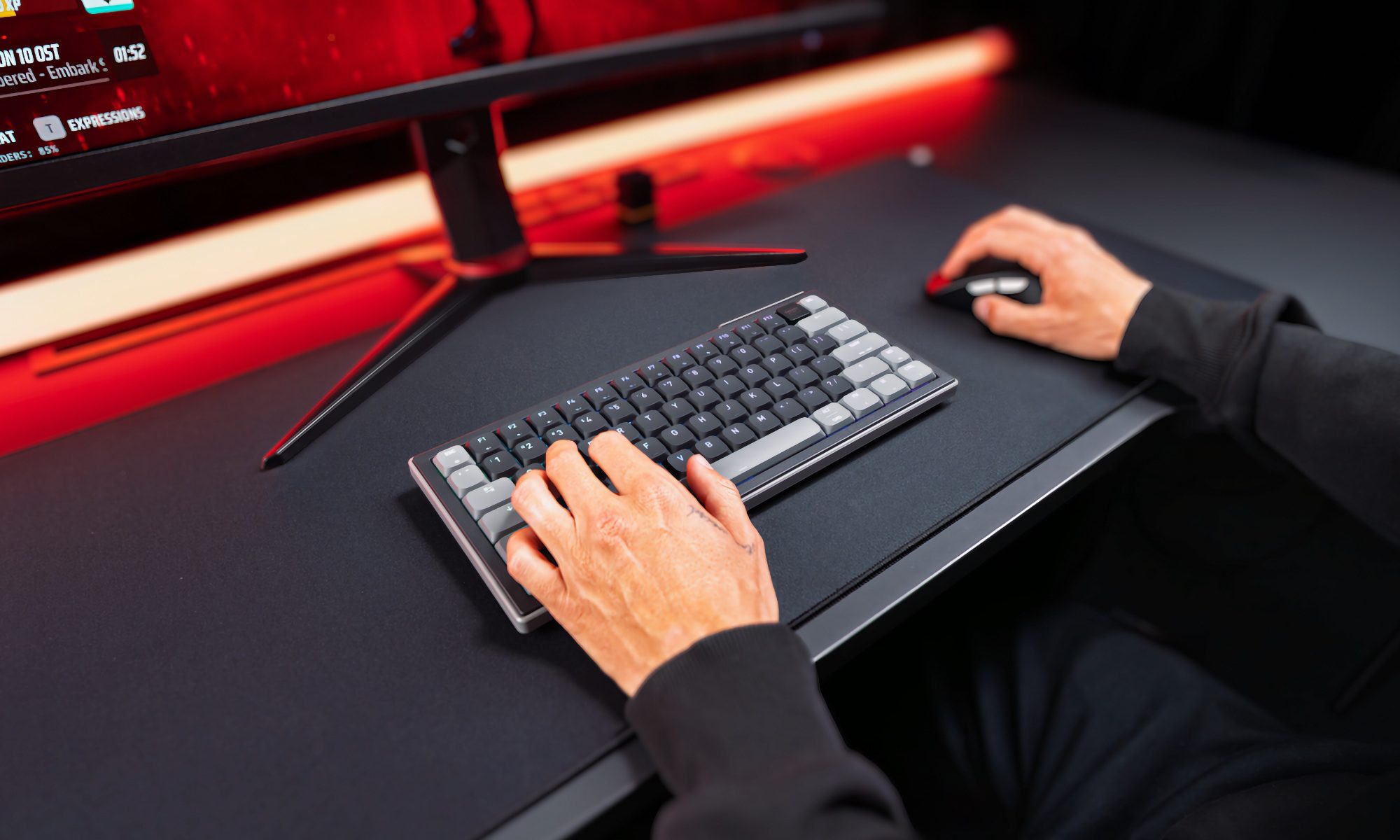 رجل يستخدم لوحة مفاتيح Cherry XTRFY K63W Pro Compact