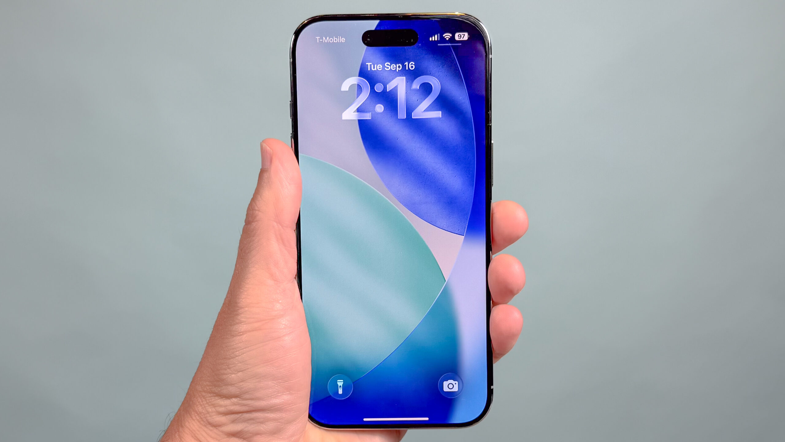 هاتف iPhone Air معروض في اليد