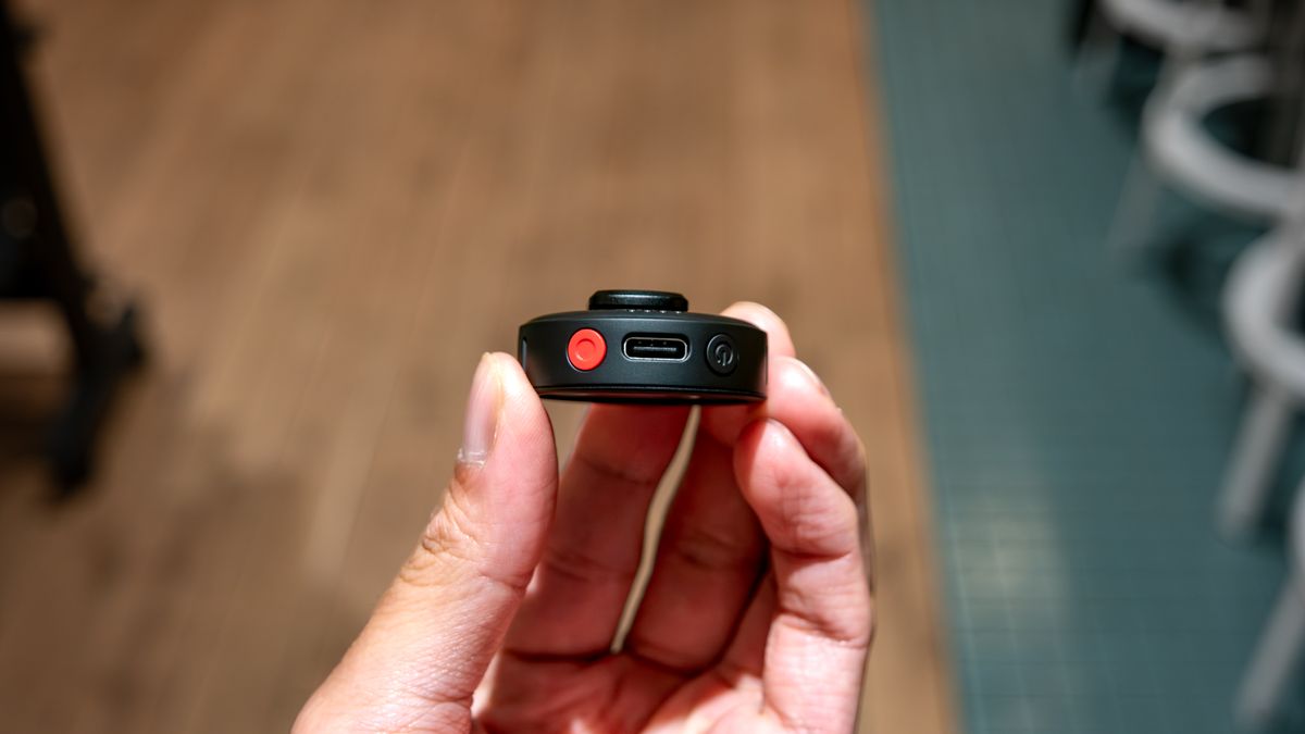 ميكروفون Insta360 Mic Pro يُستخدم مع iPhone.