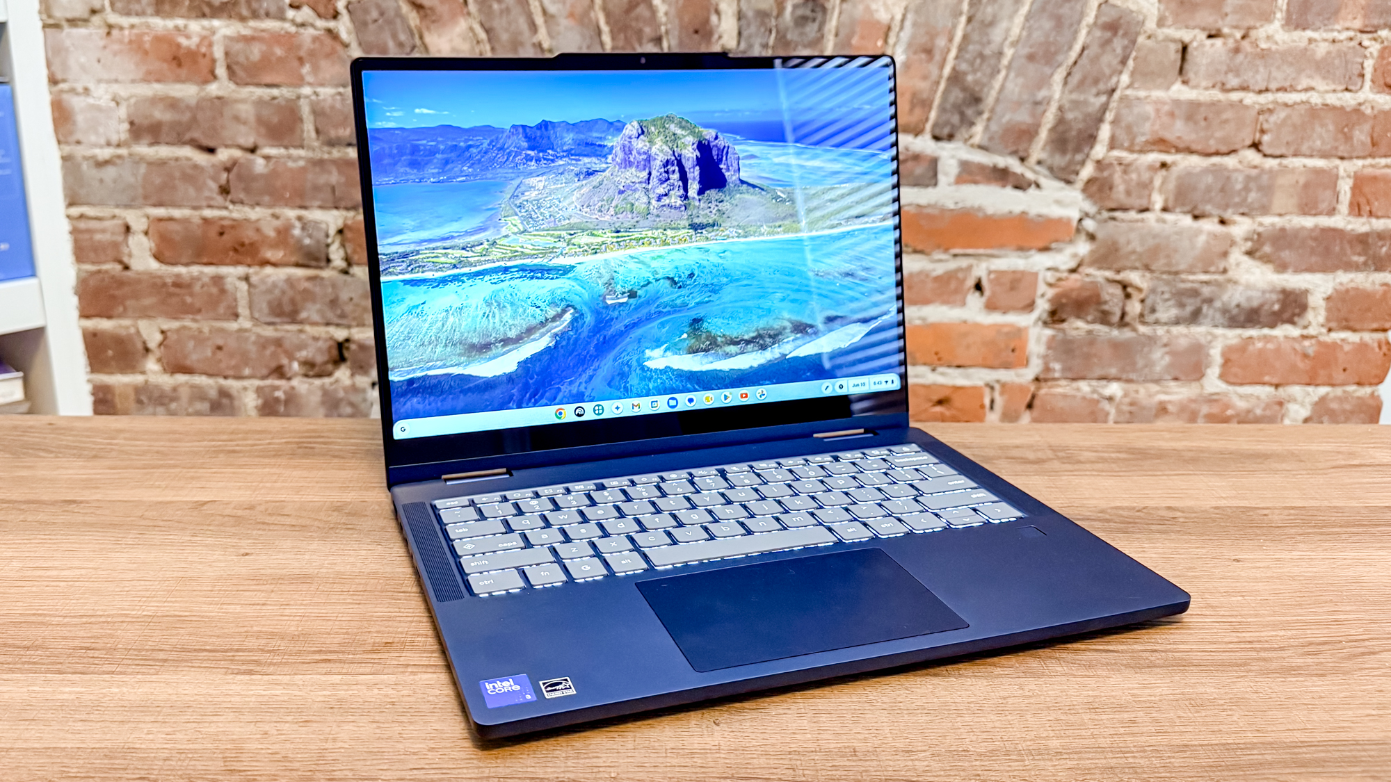 جهاز Lenovo Chromebook Plus 2-in-1 Gen 10 على طاولة