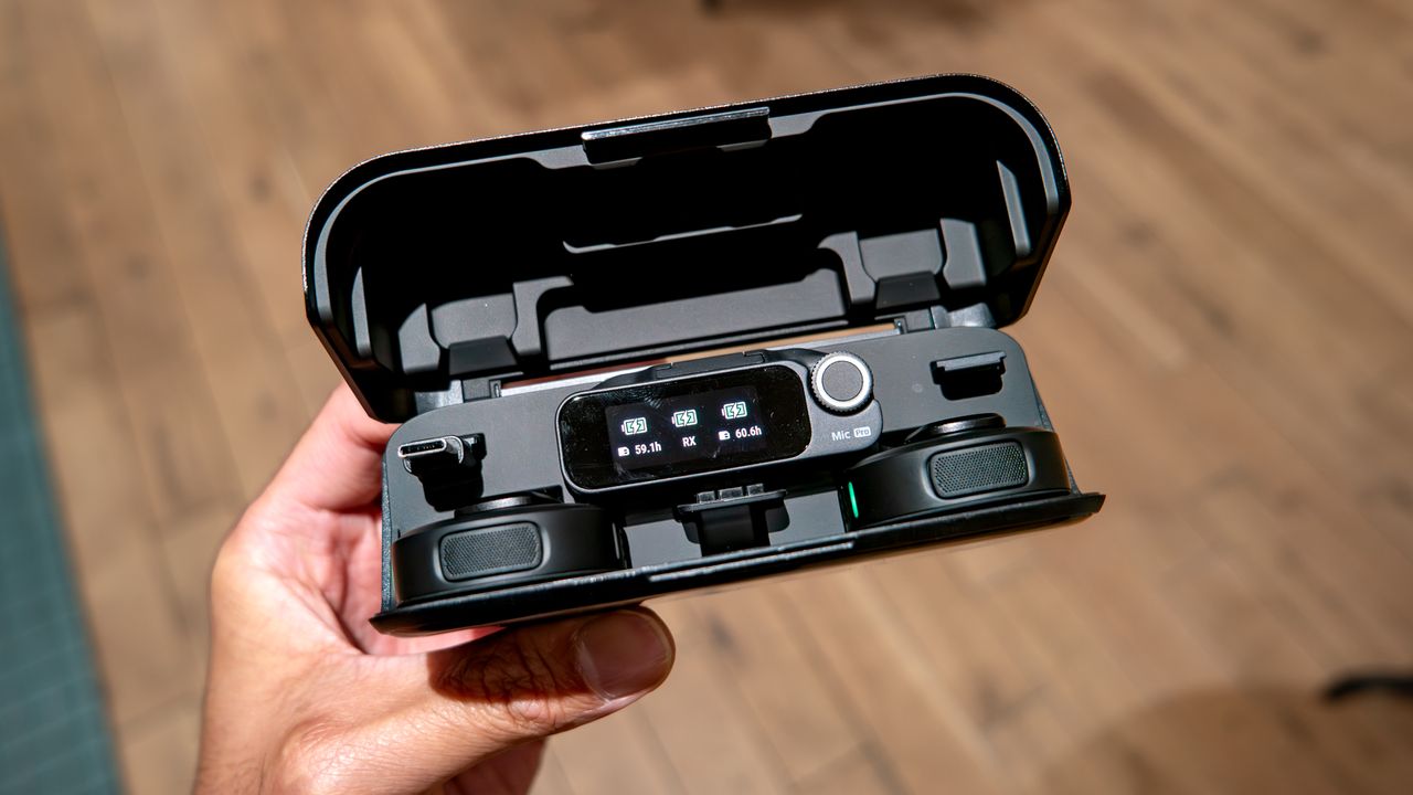 ميكروفون Insta360 Mic Pro يُستخدم مع iPhone.
