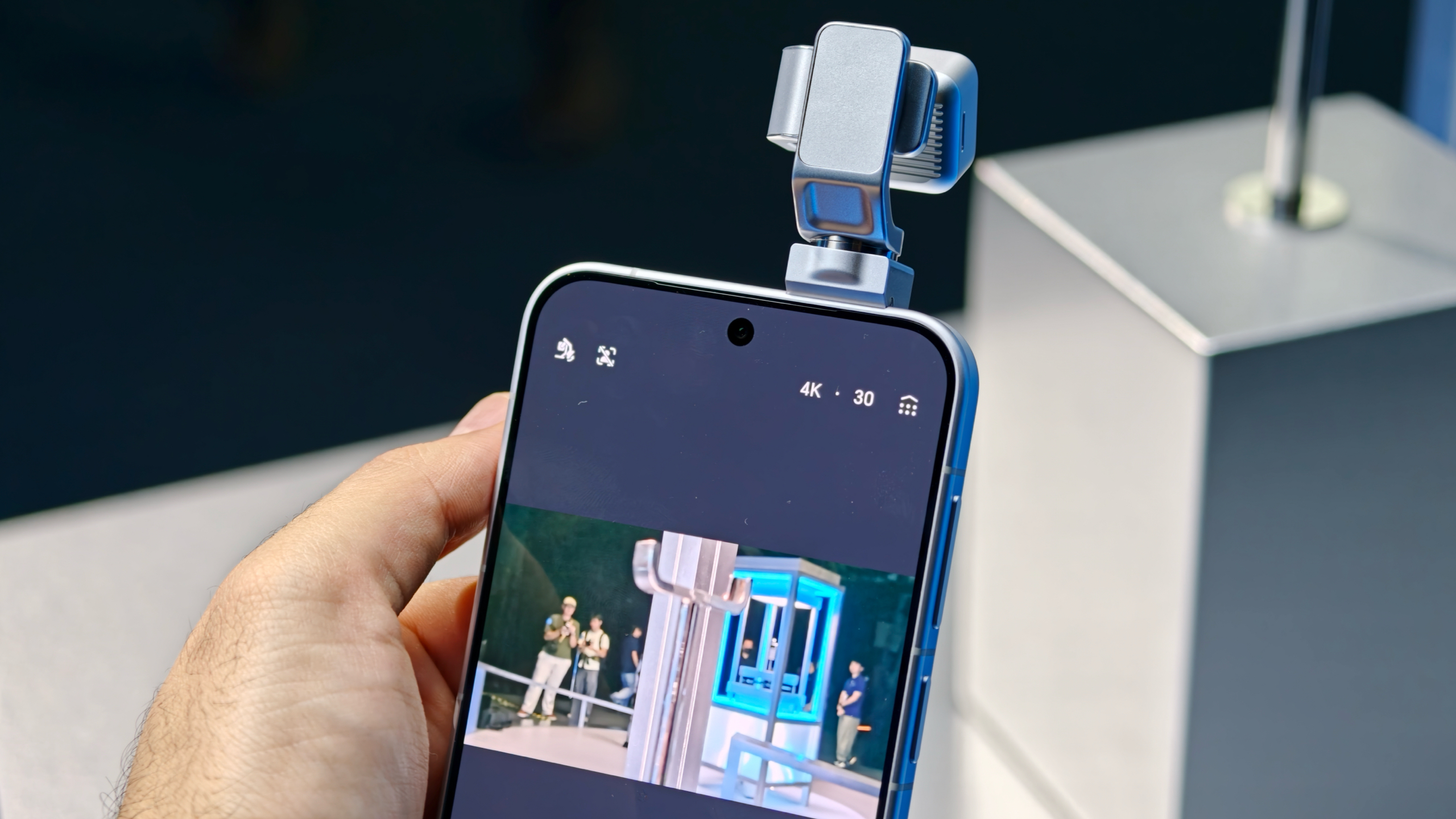 هاتف Honor Robot Phone في تجربة عملية مقابل iPhone 17 Pro Max