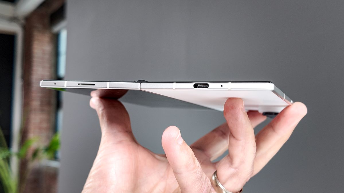 هاتف Galaxy Z Fold 8 Ultra معروض باليد