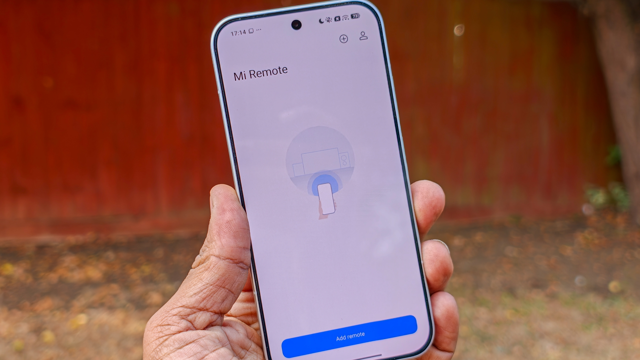 هاتف Poco F8 Pro باللون الفضي في اليد بخلفية حديقة