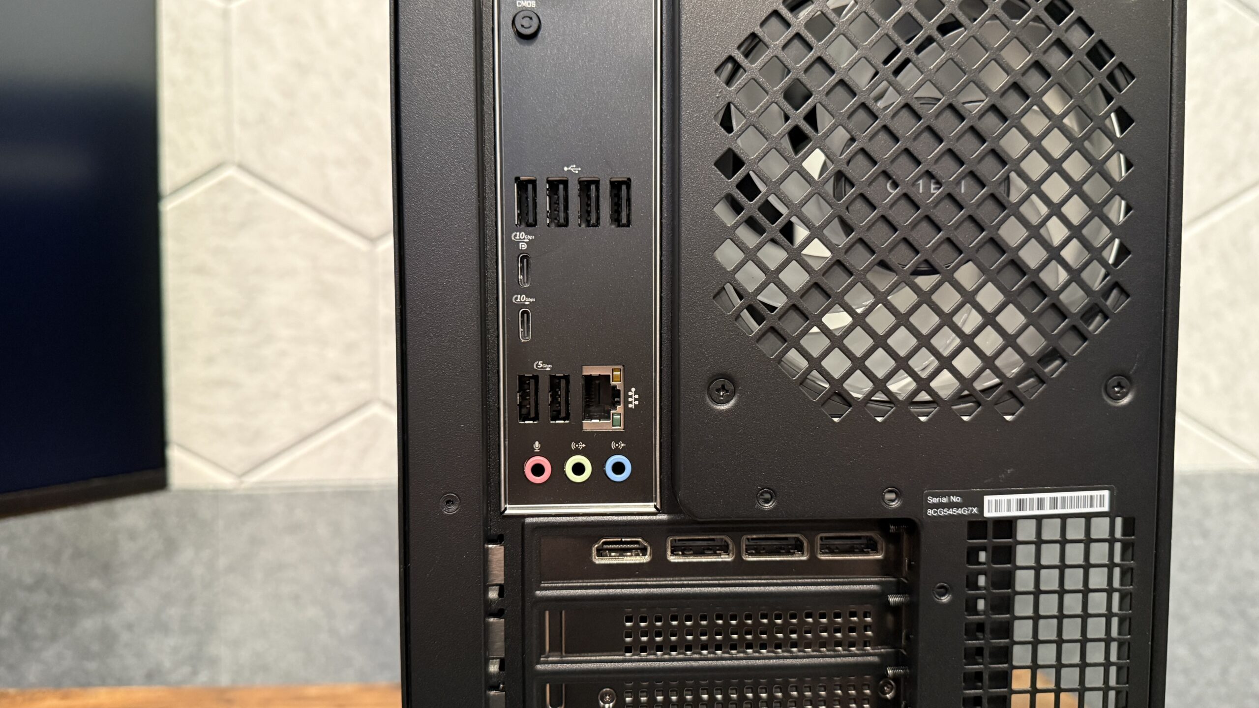 لقطة مقربة للمنافذ الخلفية في جهاز HP Omen Max 45L