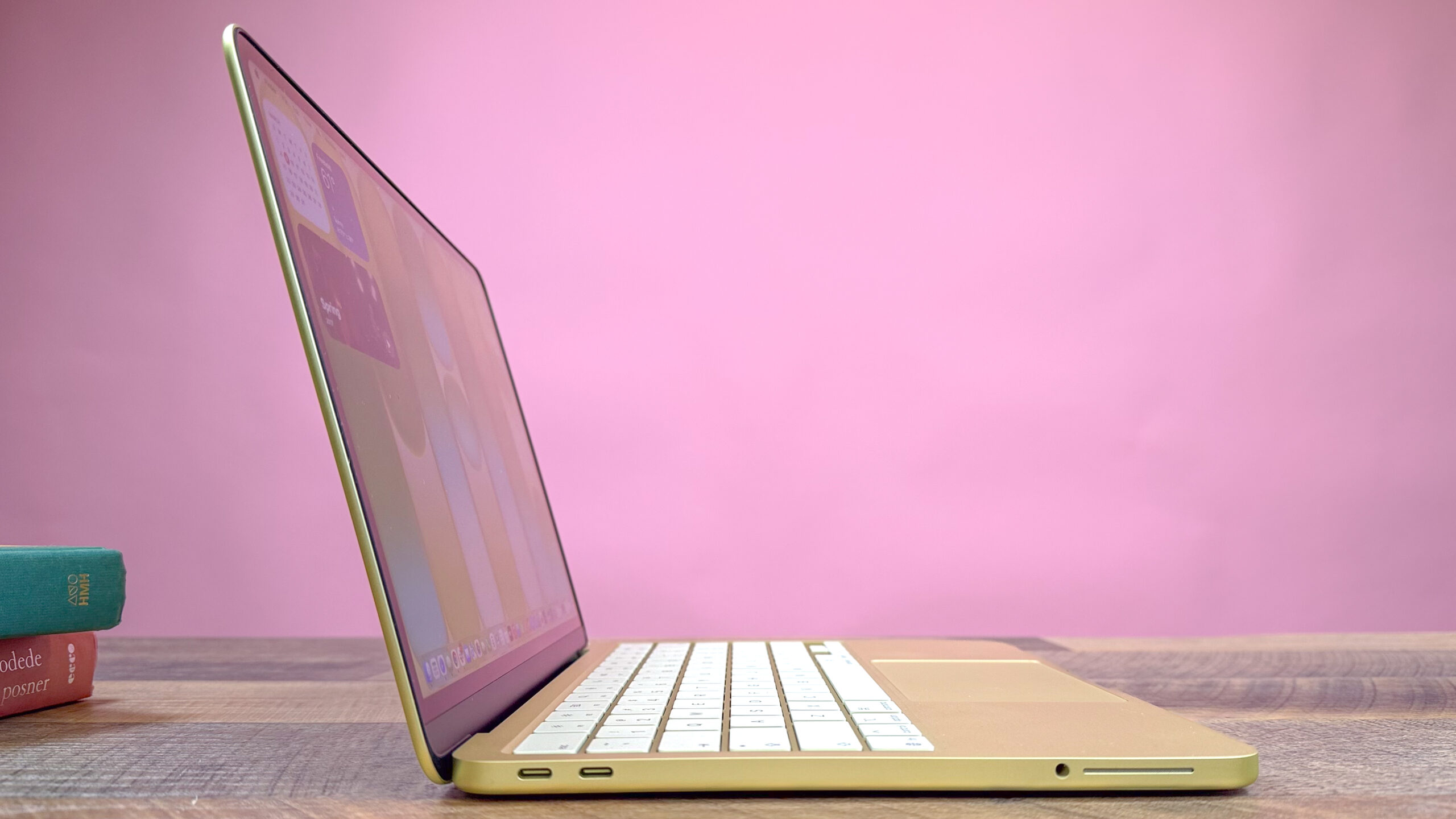 جهاز MacBook Neo معروض على مكتب