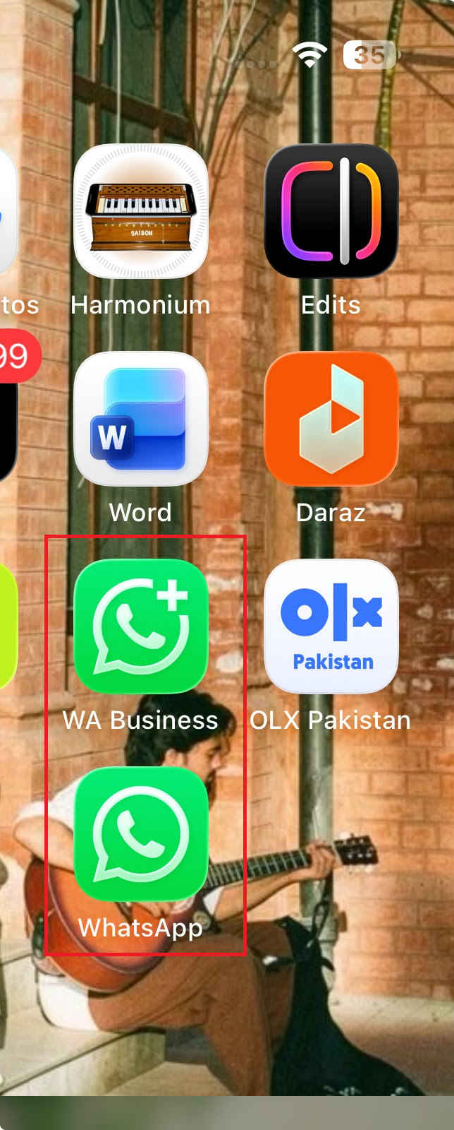 قائمة WhatsApp الرسمية في Play Store أو App Store قبل محاولة تسجيل الدخول مرة أخرى.