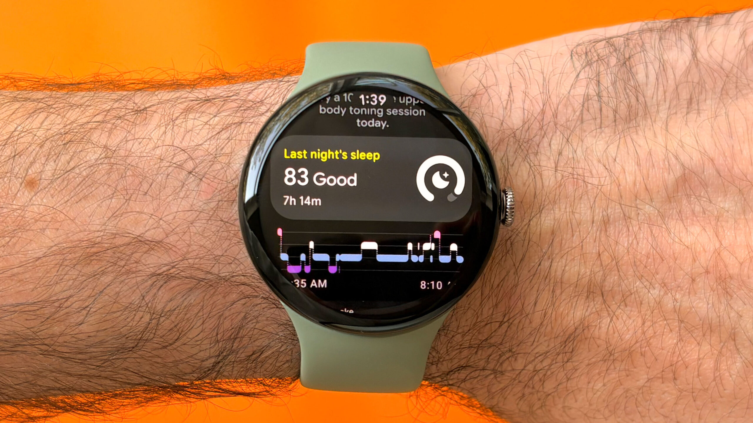 لقطة مقربة لساعة Pixel Watch 5 بحجم 45 ملم على معصم المستخدم