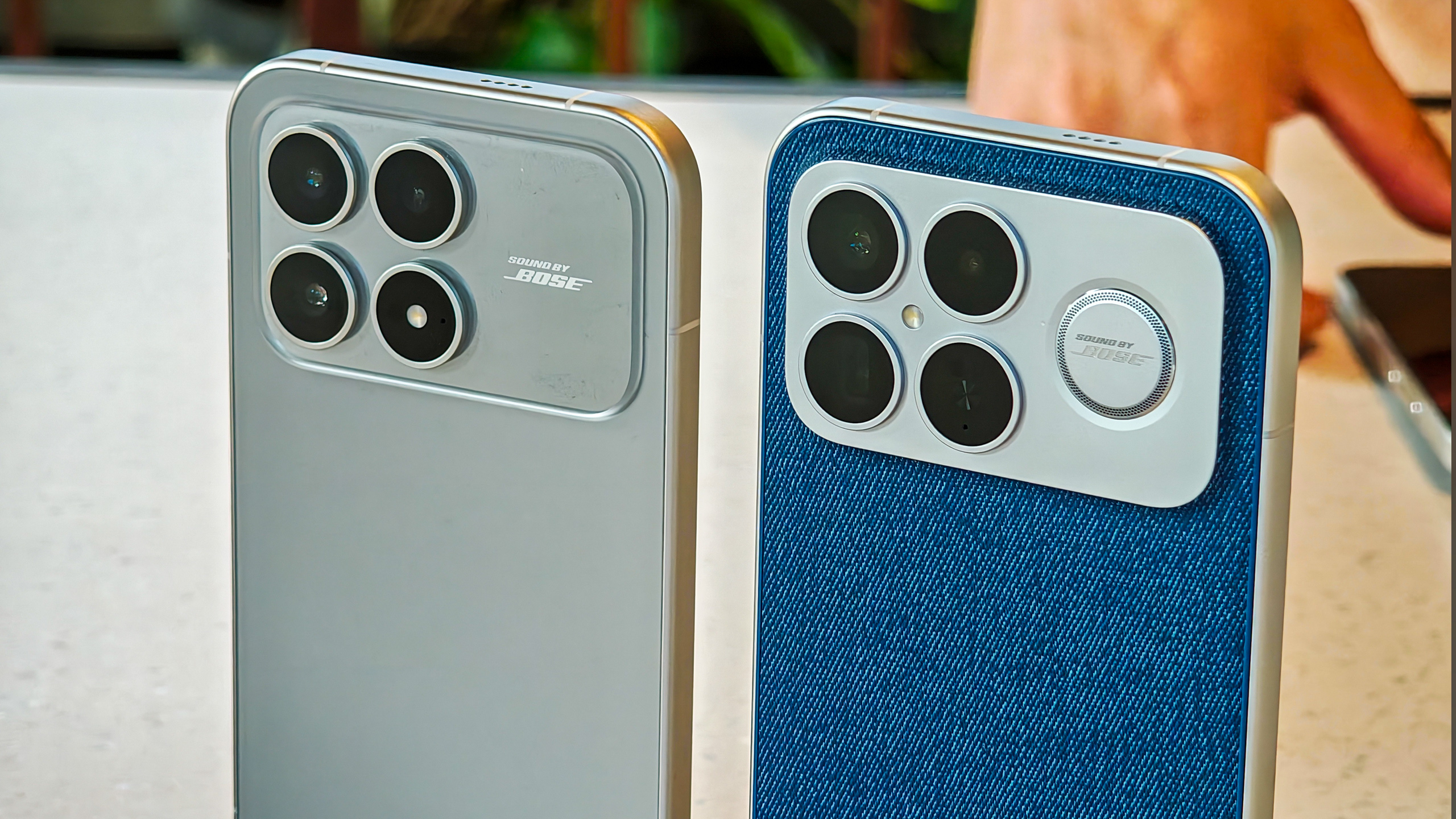 Poco F8 Pro في اليد باللون الفضي