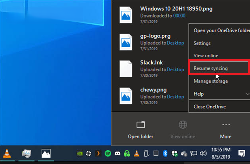 أيقونة سحابة OneDrive في منطقة إعلامات Windows تُظهر المزامنة المتوقفة مؤقتًا وخيار الاستئناف.