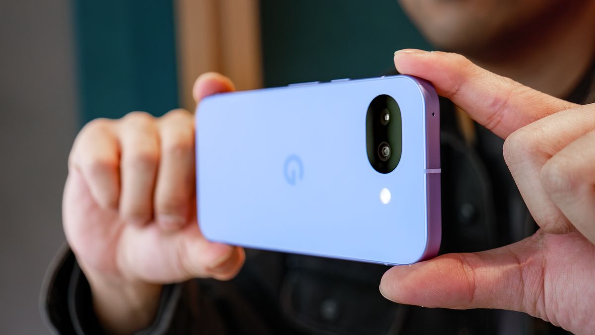 نظرة عملية على Google Pixel 10a.