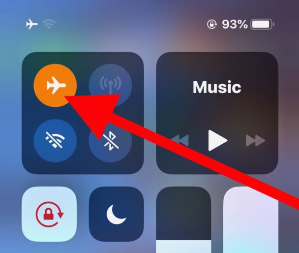مركز التحكم في iPhone وتطبيق Photos يتم التحقق منهما بينما أداة Clean Up عالقة في مرحلة التحضير.