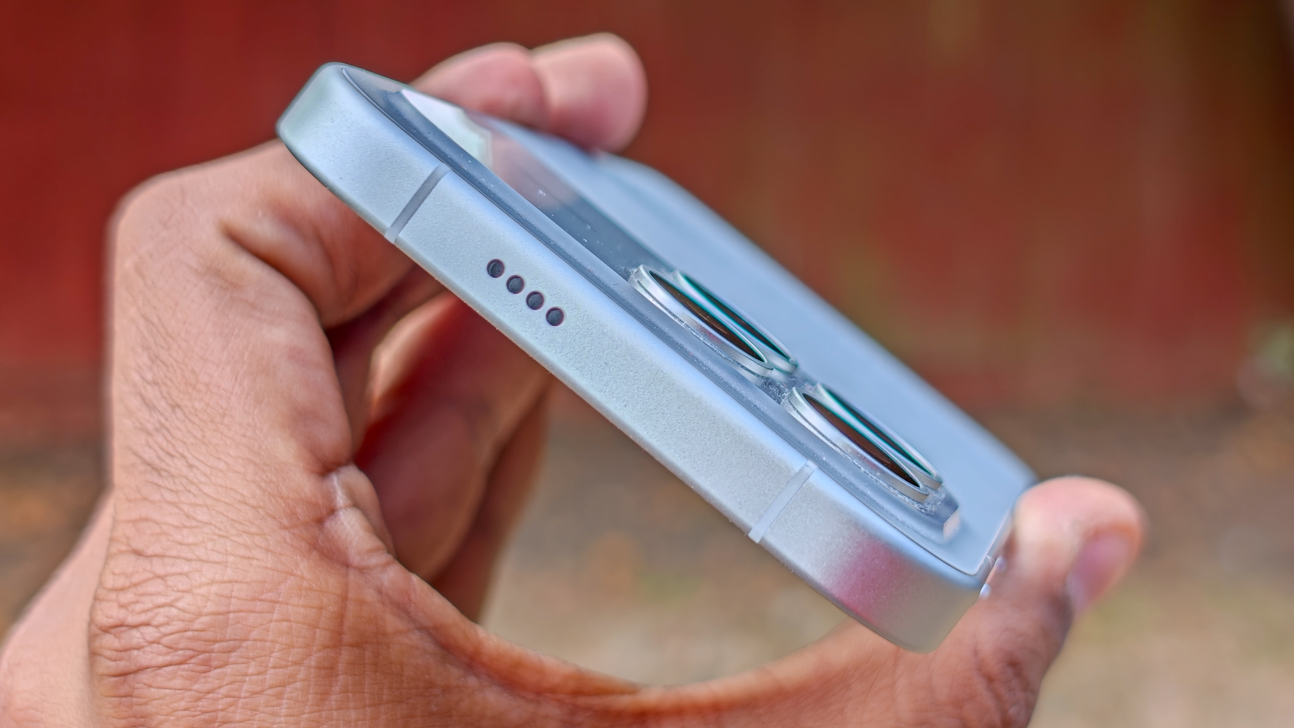 هاتف Poco F8 Pro باللون الفضي في اليد بخلفية حديقة