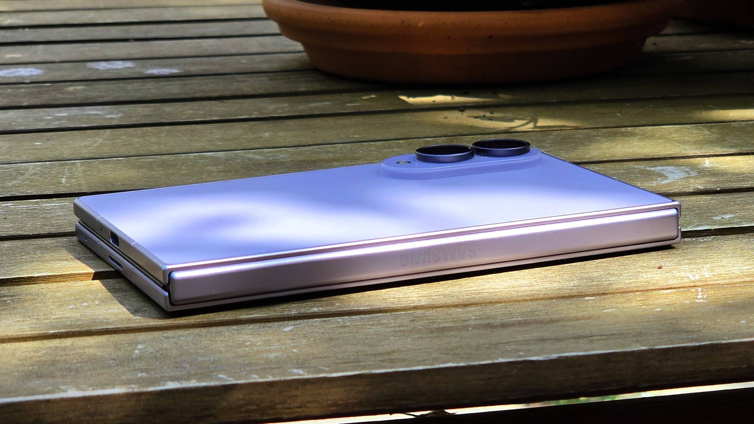 هاتف Samsung Galaxy Z Fold 8 على طاولة خشبية، مقلوبًا.