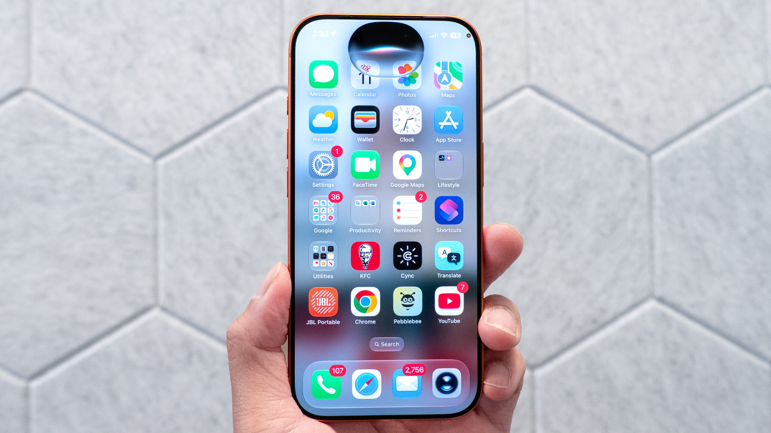 نظام iOS 27 Siri AI يعمل على iPhone 17 Pro.