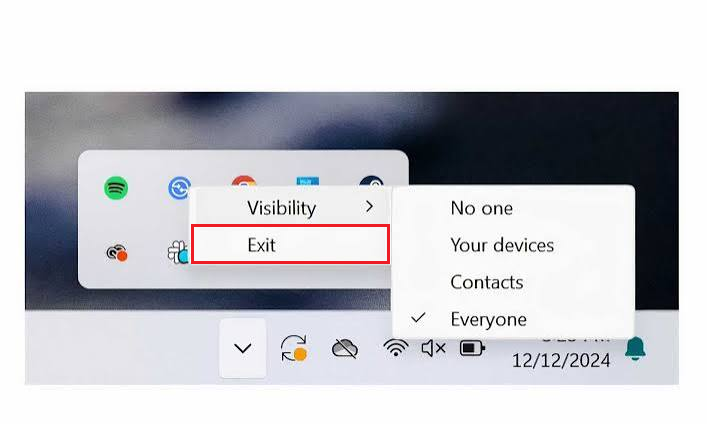 شريط مهام Windows يُظهر تطبيق Quick Share وهو يتم إغلاقه بالكامل وإعادة فتحه.