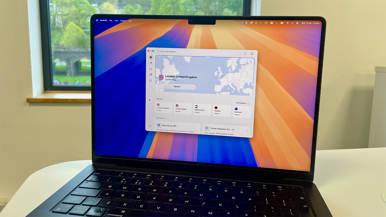 تطبيق NordVPN مفتوح على جهاز MacBook يعرض واجهة المستخدم ولوحة التحكم الجديدة