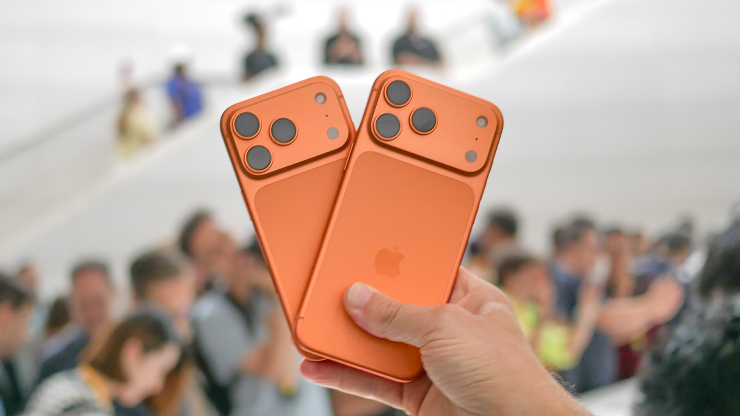 هاتفا iPhone 17 Pro و Pro Max وهما محمولان باليد