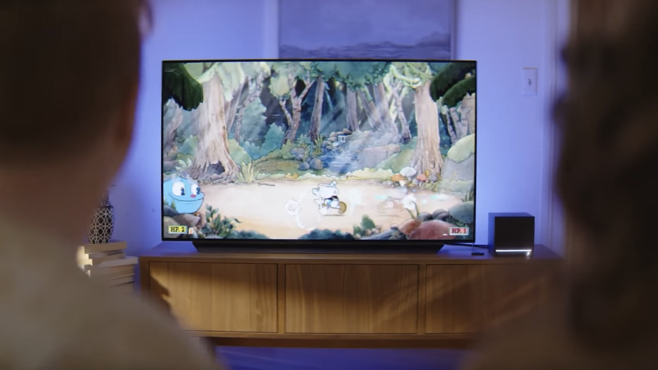 جهاز Steam Machine بجانب تلفاز كبير في غرفة المعيشة