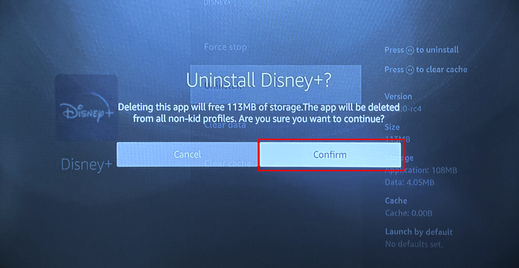 تلفاز ذكي يقوم بإلغاء تثبيت وإعادة تثبيت تطبيق Disney+.